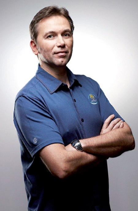 Johan the 'man' off the bike for the 'man' on the bike.