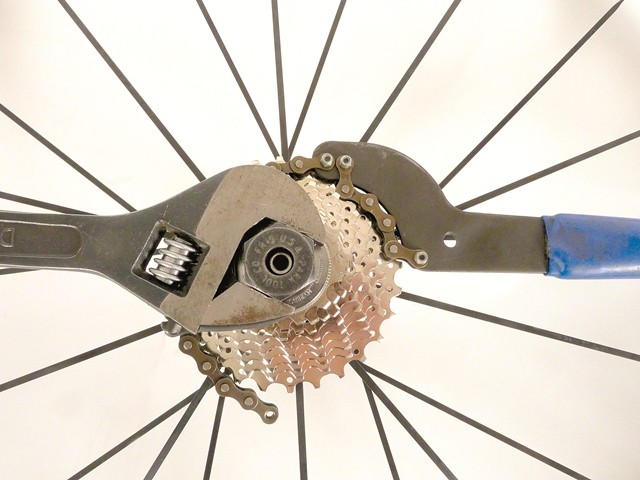 This shows how the chain whip is used when removing the cassette lock ring.