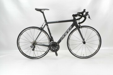 The 56cm frame has a short aggressive 140mm headtube.