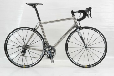 In these days of oversized carbon sections, a threaded English bottom bracket and titanium tubes looks unfashionably slender.