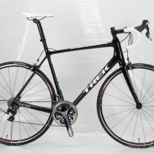 A semi integrated sleeved seatpost with the clamp at half mast.