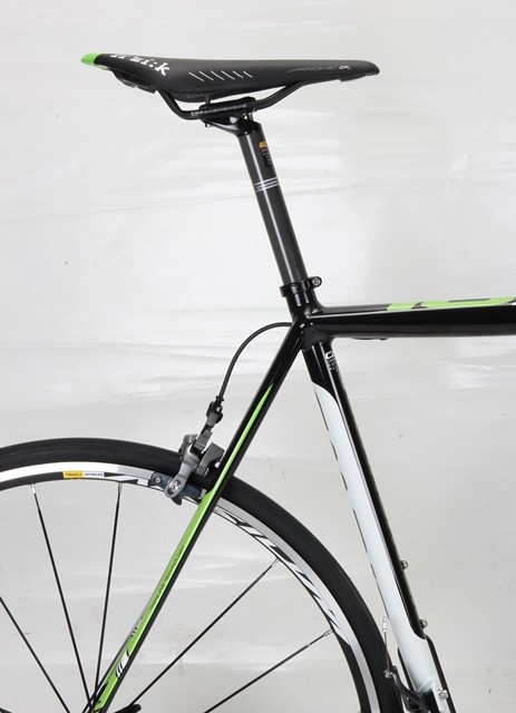 Slender tubing and the conventional horizontal top tube accentuates the large frame size.