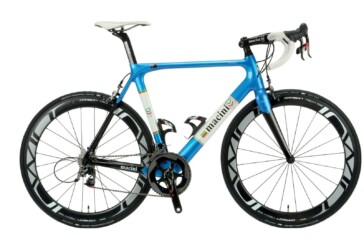 The frame is oversized around the BB30; but also quite snug around
the rear wheel.