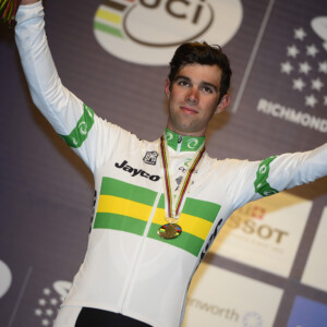 Michael Matthews crosses the line in front of Ramunas Navardauskas. Image by Sirotti.