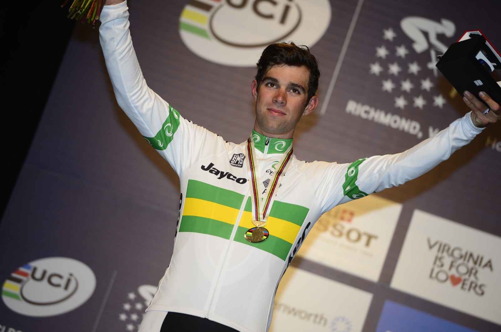 Michael Matthews crosses the line in front of Ramunas Navardauskas. Image by Sirotti.