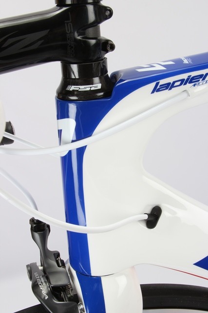 <p>Zipp components, a high gloss finish, and purely aesthetic but rarely seen white cables, complement the strong performance of the Aircode.</p>