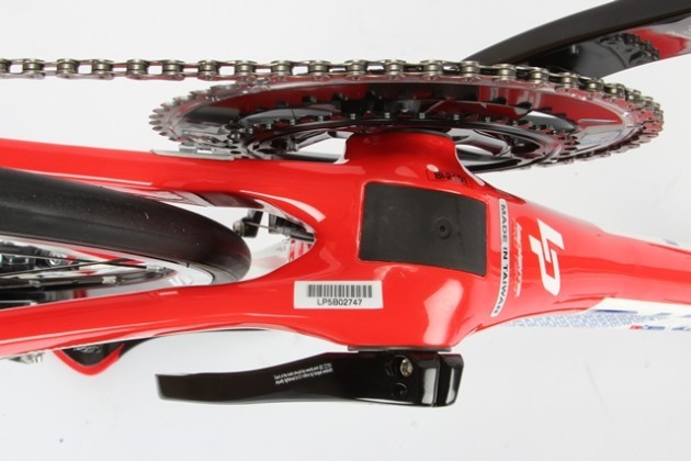 <p>Lapierre has reverted to a regular seatstay mounted caliper rather squeezing it in behind the bottom bracket; the pros of easy access and low contamination outweighing any aero gains.</p>