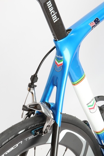 <p>A well designed internal seat post clamp and hidden cables help on
the aero front.</p>