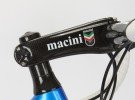 <p>Internal cable routing and a slick carbon fibre frame may seem at
odds with the old school livery.</p>