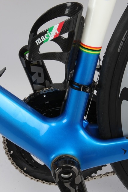 <p>The frame is oversized around the BB30; but also quite snug around
the rear wheel.</p>