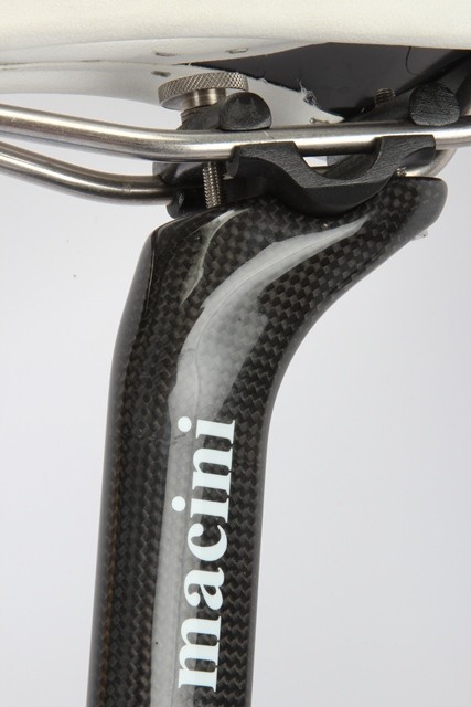 <p>The carbon post is topped off with
a simple and effective saddle clamp.</p>