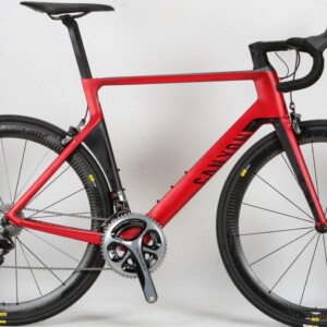 In addition to speccing 1¼ inch headset bearings to beef up stiffness around steering, the headtube has been given a narrowed waist to present a reduced frontal area to the wind.