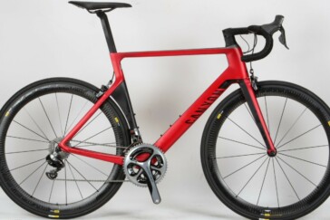 In addition to speccing 1¼ inch headset bearings to beef up stiffness around steering, the headtube has been given a narrowed waist to present a reduced frontal area to the wind.