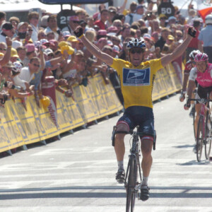 Flat mount disc calipers provide extra rigidity and better heat management.