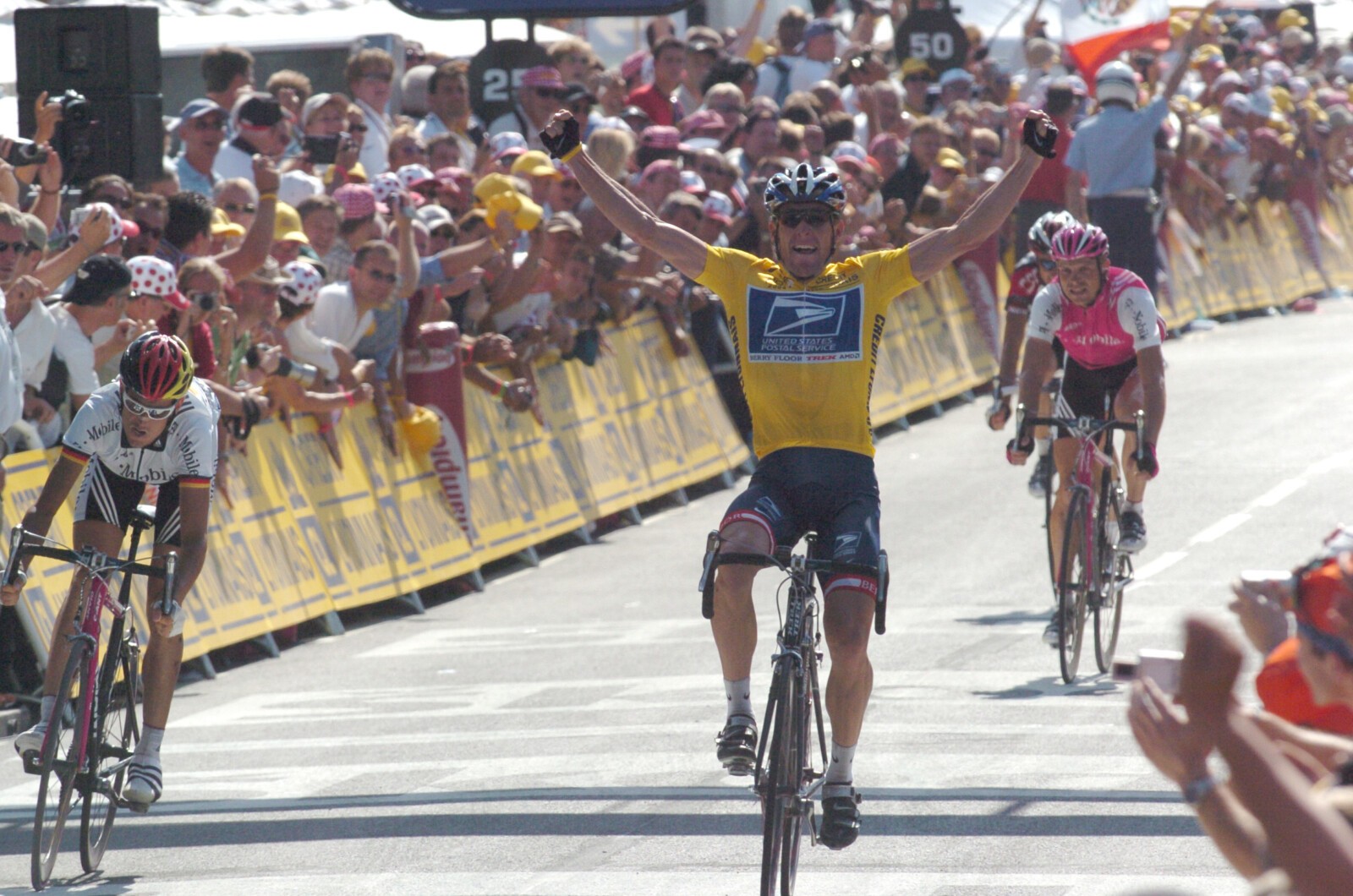 Flat mount disc calipers provide extra rigidity and better heat management.