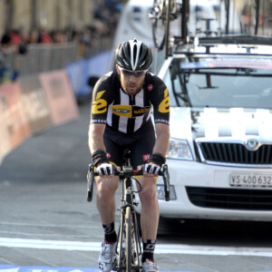 Flat mount disc calipers provide extra rigidity and better heat management.