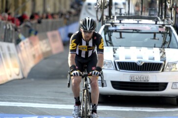 Flat mount disc calipers provide extra rigidity and better heat management.