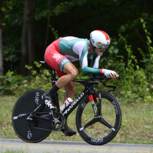 Flat mount disc calipers provide extra rigidity and better heat management.