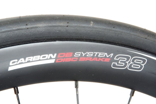 Wide rims give a smooth transition to the 25mm Schwalbe tyres