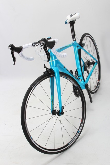 White bar tape with blue accents complemented the frame nicely, giving the Emonda SL5 real visual appeal.