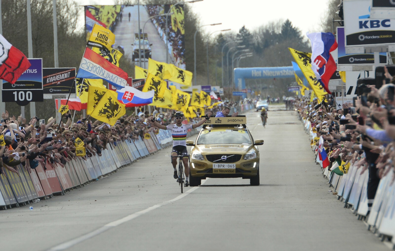 The Haaghoek is the sixth cobbled sector 101 kilometers from the finish. Photo by Sirotti.