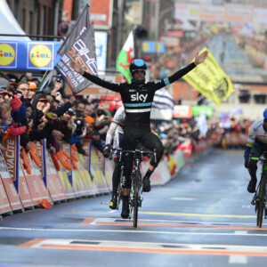 Riders ascending the Cote de La Roche. Photo by Sirotti