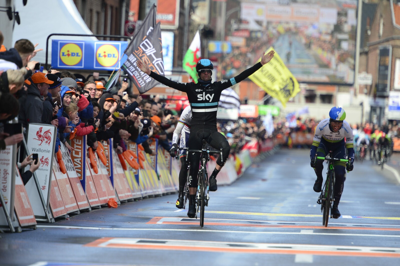 Riders ascending the Cote de La Roche. Photo by Sirotti