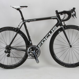 The alloy fi’zi:k Cyrano R3 bar and stem combo makes for stiff and responsive handling, and there is an opportunity to save weight by switching to carbon components if you are inclined to do so.