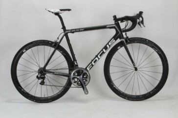 The alloy fi’zi:k Cyrano R3 bar and stem combo makes for stiff and responsive handling, and there is an opportunity to save weight by switching to carbon components if you are inclined to do so.