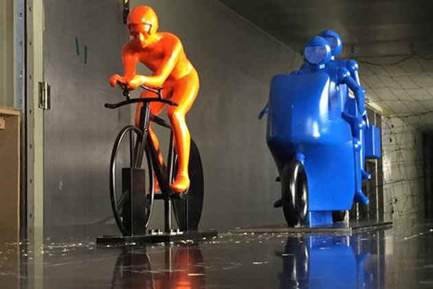 Image of computer simulations with colors depicting different pressure levels. The motorcycle follower causes an overpressure in front of it (red area) and a reduction in the low pressure behind the rider (blue area), thereby reducing the aerodynamic drag. Credit: TU Eindhoven.