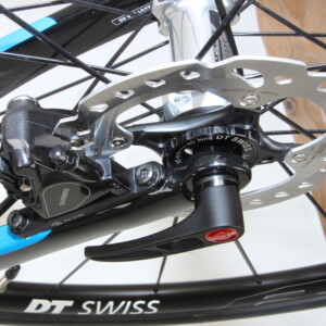 Everything about the Aerowave Corsa looks fast from the short headtube to the bold livery.