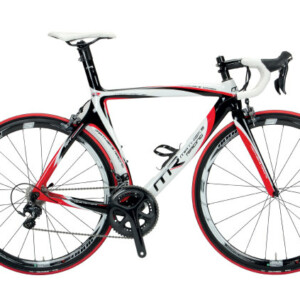 Everything about the Aerowave Corsa looks fast from the short headtube to the bold livery.