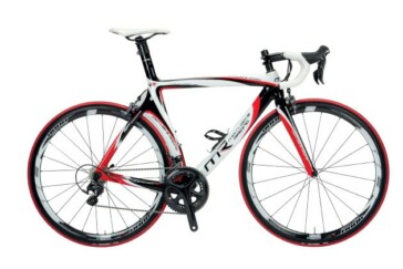 Everything about the Aerowave Corsa looks fast from the short headtube to the bold livery.