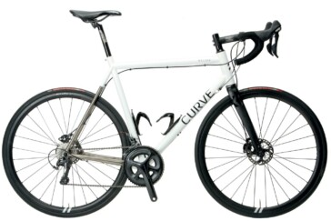 There's just enough room here for 28mm tyres.