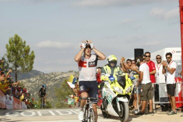 Riders charge around the turnaround point as they vie for a rainbow jersey in Perth. Image: UCI Gran Fondo World Series.