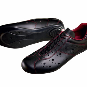 The narrow head tube reduces the frontal area of the Intenso.