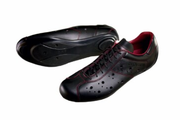 The narrow head tube reduces the frontal area of the Intenso.