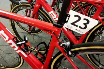 The Shimano neutral service team with Ochre Jersey winner Richie Porte at Paracombe.