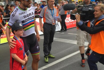 The Shimano neutral service team with Ochre Jersey winner Richie Porte at Paracombe.