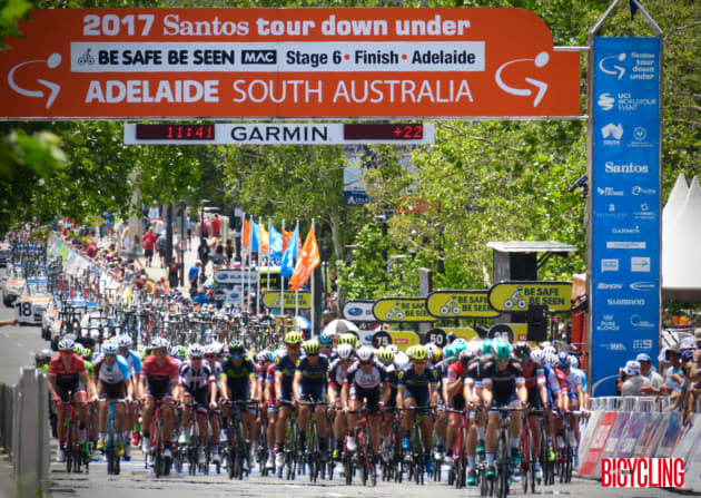 The pace is on as the peloton start the final of 4 finishing circuits at Victor Harbour. Caleb Ewan won the stage. Image: Nat Bromhead.