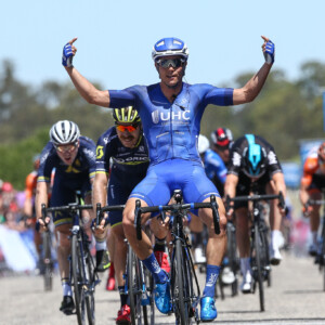 The pace is on as the peloton start the final of 4 finishing circuits at Victor Harbour. Caleb Ewan won the stage. Image: Nat Bromhead.