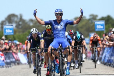 The pace is on as the peloton start the final of 4 finishing circuits at Victor Harbour. Caleb Ewan won the stage. Image: Nat Bromhead.