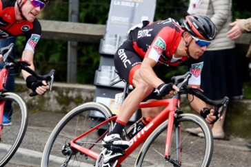 A relaxed Richie Porte chats with compatriot Simon Gerrans at the Dauphine this week. Image: Sirotti.