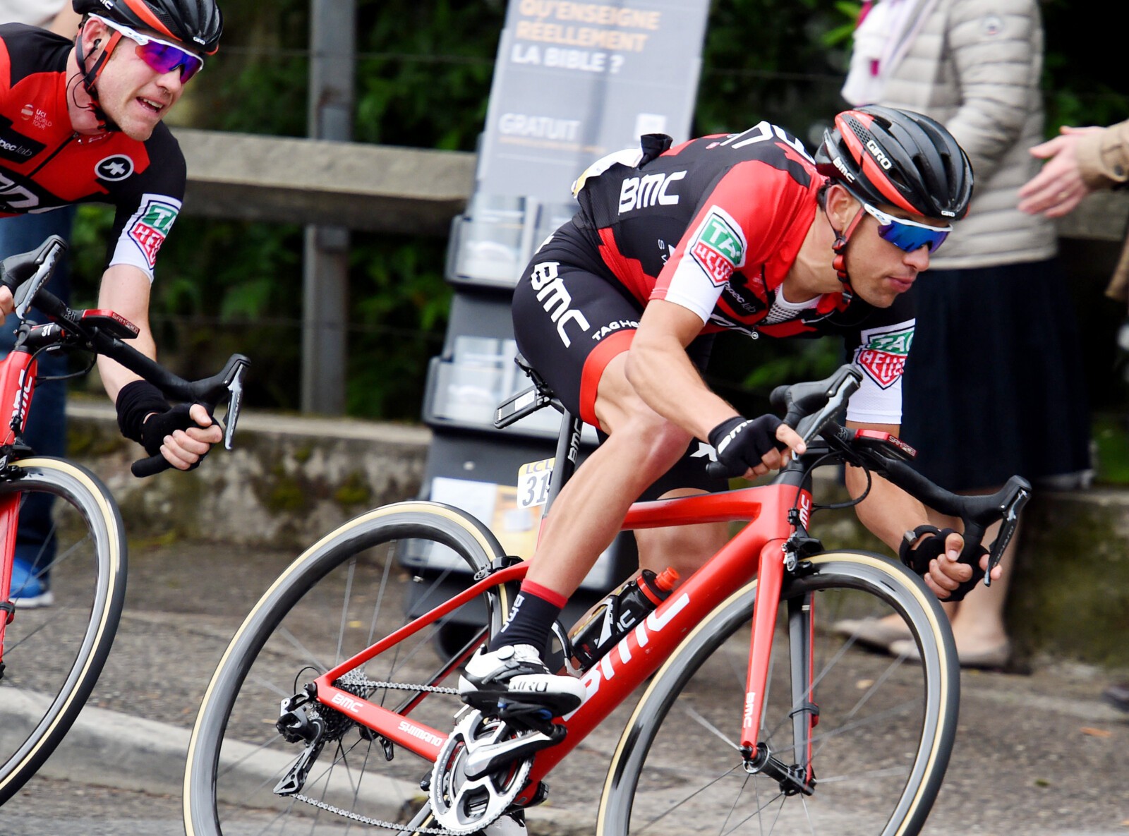 A relaxed Richie Porte chats with compatriot Simon Gerrans at the Dauphine this week. Image: Sirotti.