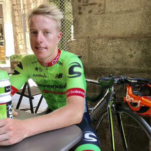 Mark Beaumont and Ed Pratt cycling in remote South Australia. Image: Instagram / @Johnnyswanepoel