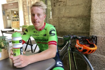 Mark Beaumont and Ed Pratt cycling in remote South Australia. Image: Instagram / @Johnnyswanepoel