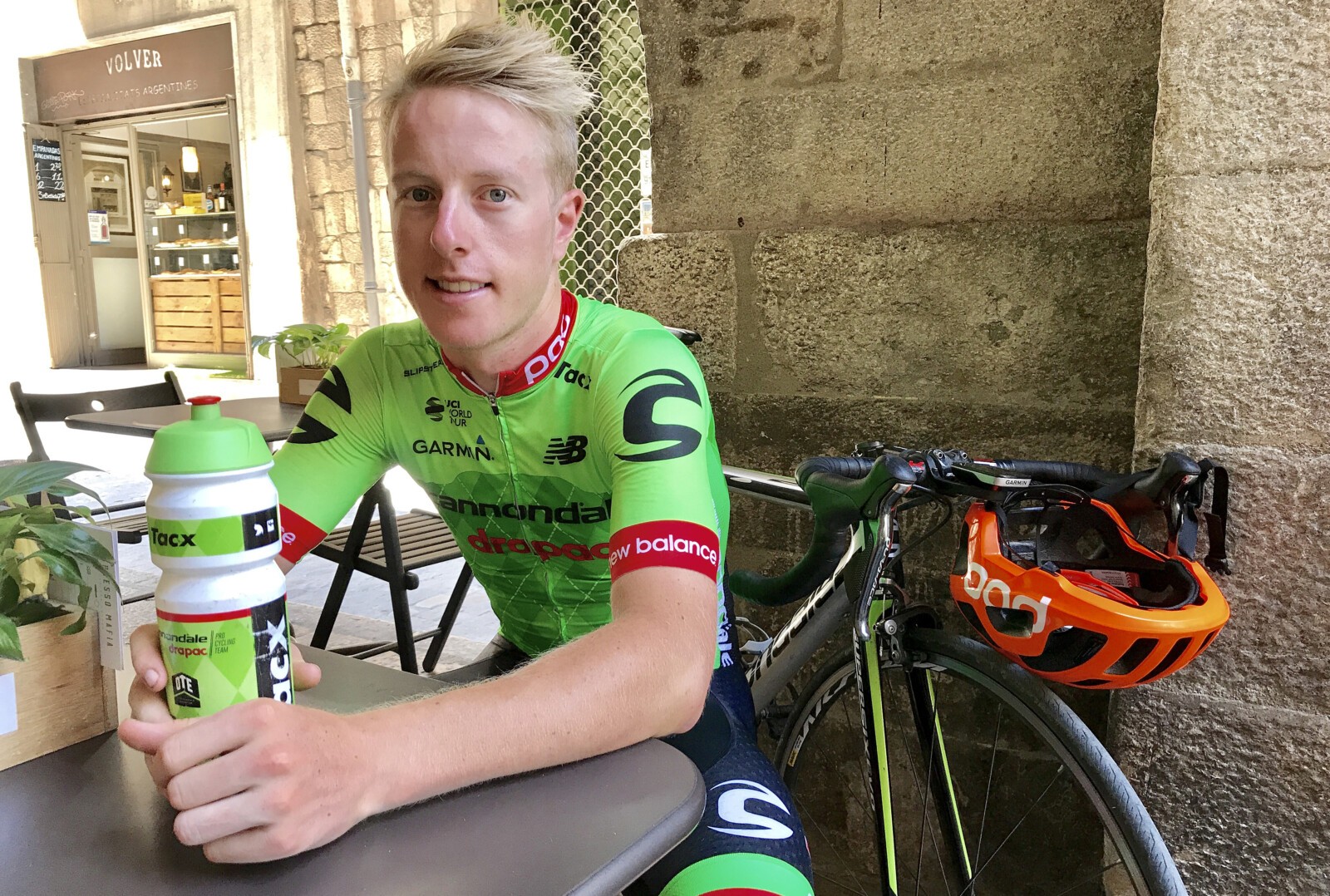 Mark Beaumont and Ed Pratt cycling in remote South Australia. Image: Instagram / @Johnnyswanepoel