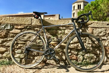 Mark Beaumont and Ed Pratt cycling in remote South Australia. Image: Instagram / @Johnnyswanepoel