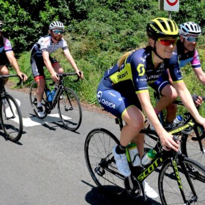 Orica-Scott riders Gracie Elvin & Rachel Neylan with John Aiken before the Cromehurst ride.