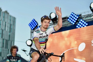 Co-compare and world cycling legend Phil Liggett at the 2018 Tour Down Under teams presentation. Image: Siriotti.